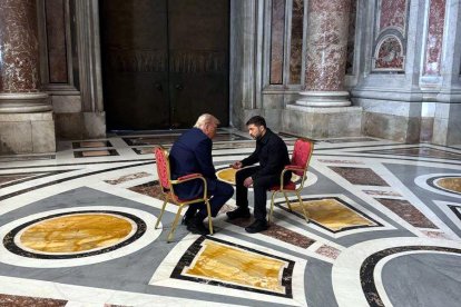 Trump i Zelenski durant la seva trobada a l'interior de la basílica de Sant Pere del Vaticà