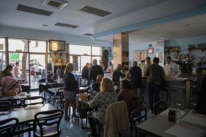 Imatge d'un bar de Reus durant la Gran Apagada d'aquest dilluns.