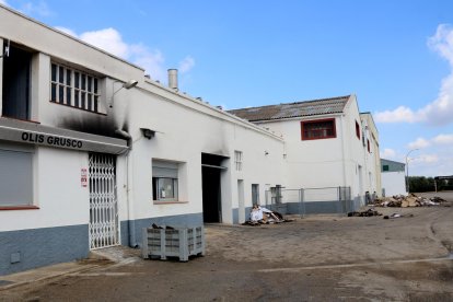 Marques de fum de l'incendi a la façana exterior de les instal·lacions de la Cooperativa del Camp de Santa Bàrbara.
