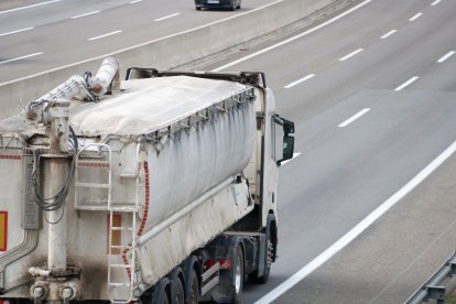 Imatge d'un camió a l'AP-7 a l'alçada de Reus.