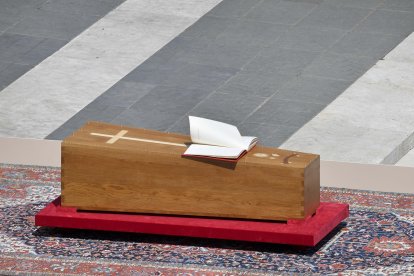 El fèretre del papa Francesc, a la plaça de Sant Pere del Vaticà