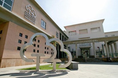 El tanatori municipal és un edifici de 3.200 metres quadrats, amb set sales de vetlla, que és gestionat per l’Empresa Mixta de Serveis Fúnebres Municipals de Tarragona