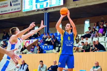 El jugador del Salou Oliver Bieshaar durant el partit d’anada disputat al Pavello Milà de Salou