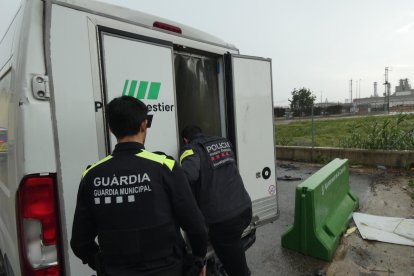 Imatge de la furgoneta sostreta per perpetrar un robatori a la Canonja.