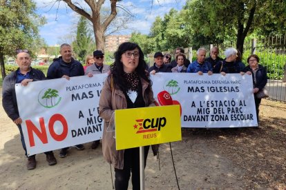 Portaveu de la CUP, Mònica Pàmies, acompanyada de l’AV Plataforma Defensa Parc Mas Iglesias.