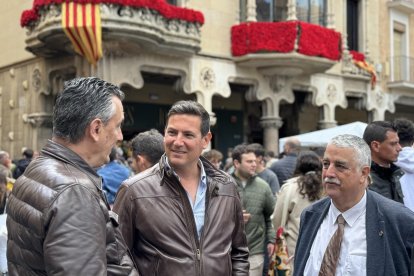 D’esquerra a dreta, portaveu de Vox a Reus, Francisco Javier Vaquero, president provincial de Vox Tarragona, Sergio Macián, i Julio Pardo.