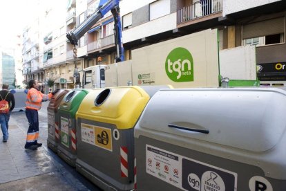 Imatge d’arxiu d’un camió del servei de la neteja passant a recollir la brossa d’uns contenidors.