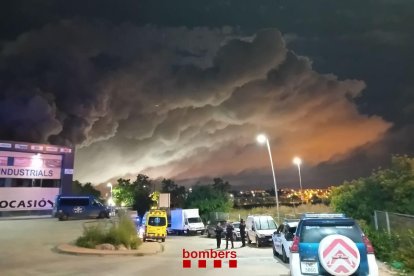 Imatge del núvol tòxic provocat per l'incendi