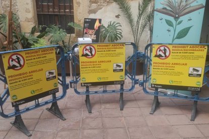 Cartells advertint de la prohibició d’abandonar les bosses d’escombraries a la Part Alta.