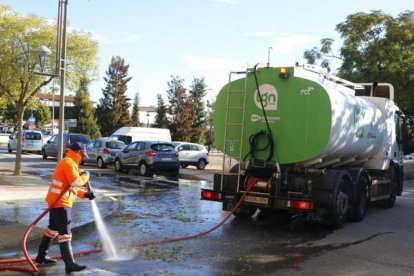Un treballador del servei de la brossa netejant un carrer de la ciutat.