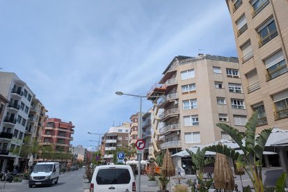 Diversos blocs de pisos a la rambla de Jaume I de Cambrils.