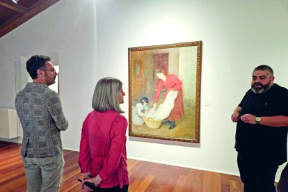 Entre les peces exposades hi ha un oli pintat per Lluïsa Vidal. A la foto l’alcalde de Vila-seca Pere Segura, la regidora Manuela Moya i el comissari de la mostra Damià Amorós.