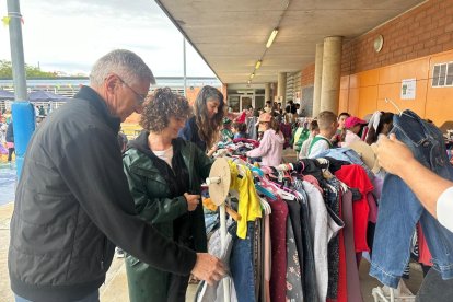 Fotografia d’arxiu del mercat de roba de segona mà de l’Escola Doctor Alberich i Casas de l’any 2024.