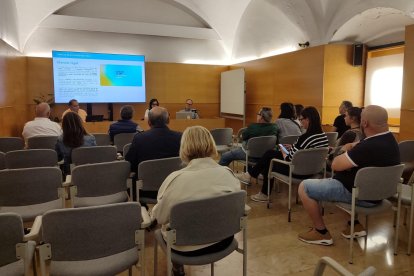 Fotografia de la reunió informativa sobre la zona de baixes emissions amb les entitats veïnals.