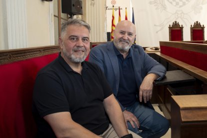 Els consellers Jaime Duque i Javier Gómez en la Sala d’Actes de l’Ajuntament de Tarragona.