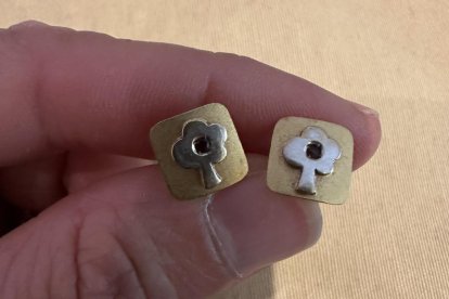 Imatge de les arracades que van a joc amb la pulsera d'or robada a Tarragona a una anciana.