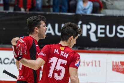 Martí Casas i Marc Julià celebrant un gol.