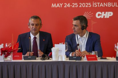 El president del Partit Republicà del Poble (CHP), Özgur Özel, amb el president espanyol i secretari general del PSOE, Pedro Sánchez, a Turquia
