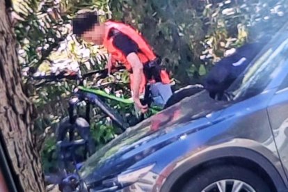 Imatge del jove detingut robant una bicicleta.