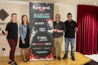 L’alcaldessa, Sandra Guaita, i el regidor Recasens, amb els organitzadors del Pintor Rock.