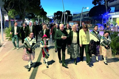 Pere Granados passejant per la renovada avinguda Carles Buïgas.