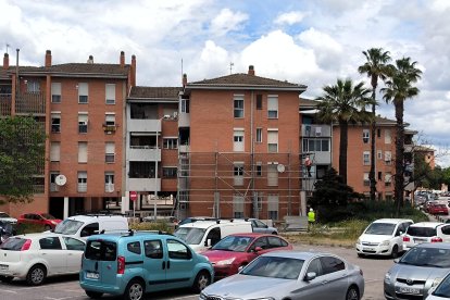 Fotografia d’una bastida sent col·locada davant d’un edifici al barri de Sant Josep Obrer.