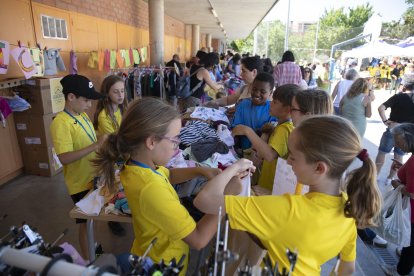 Fotografia de la quarta edició de l’Alberich Clothing Swap a l’Escola Doctor Alberich i Casas.
