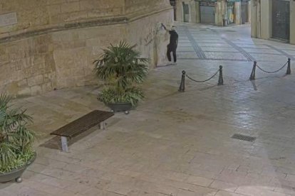 Imatge de l'autor de la pintada a la Prioral de Sant Pere.