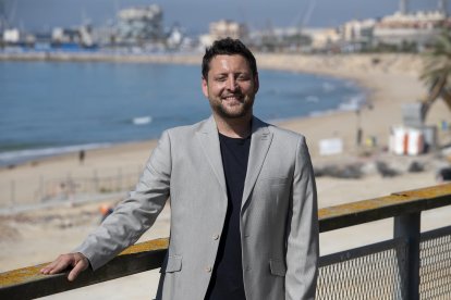 L’alcalde de Tarragona, Rubén Viñuales, amb la platja del Miracle i les restes del ja desaparegut ‘mamotreto’ de fons.