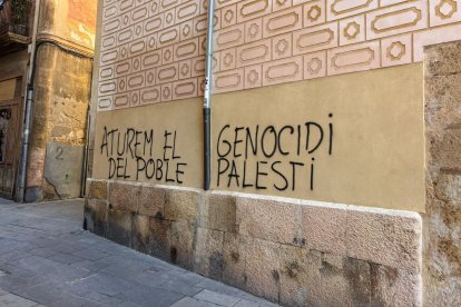 Imatge de les pintades a la paret a la façana de la casa de la Congregació de la Sang.