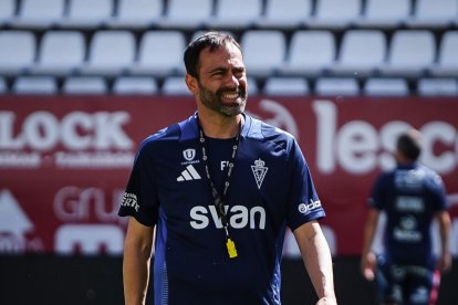 L’entrenador del Real Murcia, Fran Fernández dirigint un entrenament del seu equip.