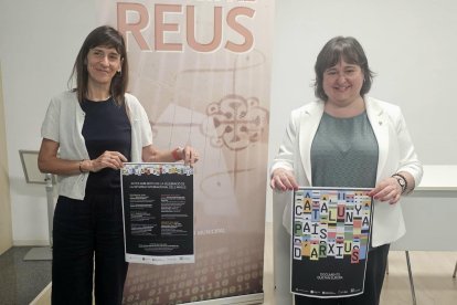 La directora de l’Arxiu, Elisenda Cristià, i l’edil Montserrat Flores.