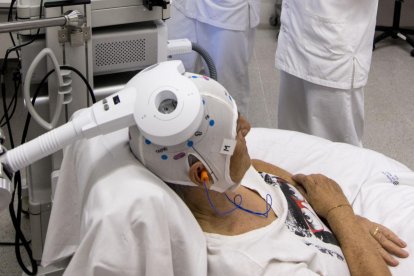 La rTMS consisteix en l’aplicació d’impulsos magnètics sobre zones específiques del cervell.