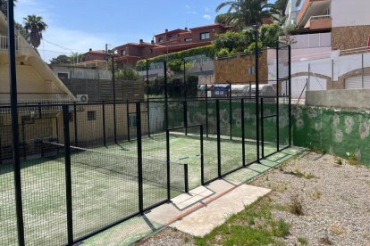 Una pista de pàdel que queda a tocar de la zona d’habitatges.