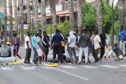 Imatge dels manters tallant el passeig Miramar de Salou.