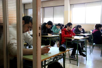 Fotografia d’arxiu d’adolescents, a classe. El Reus Cohort ha detectat que més nois que noies reporten no tenir una xarxa d’amistats.