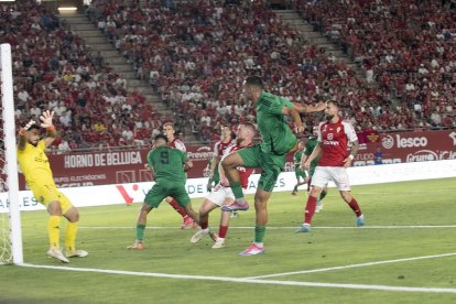 Imatge de Pablo Fernández marcant el gol de la victòria en el partit contra el Múrcia.