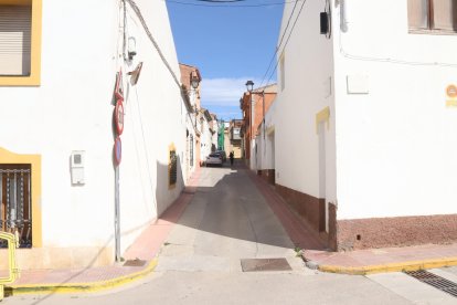 La calle Dues Províncies, en Bellvei i Castellet y la Gornal. A la izquierda, Tarragona; a la derecha, Barcelona.