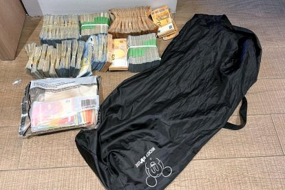 La bossa esportiva amb el botí de 140.000 euros en efectiu de l'atracament d'un banc al Masnou