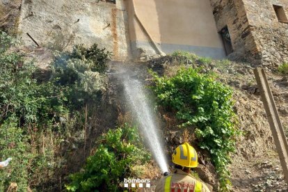 Imatge dels Bombers treballant en l'incendi de Falset
