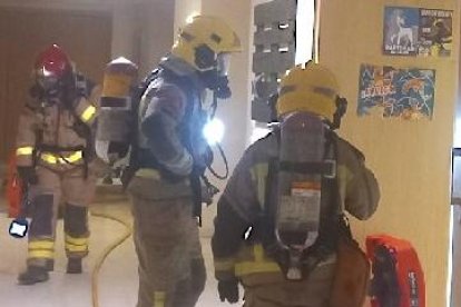 Imatge dels Bombers a la residència on s'ha produït l'incendi