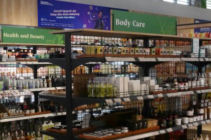 Imatge d'arxiu de la secció cosmètica d'un comerç.
