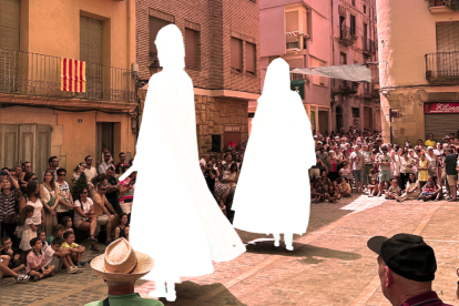 Imatge creada per l’Associació de Grallers, Gegants i Nans de l’Espluga amb les siluetes dels gegants.