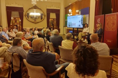 Fotografia de la conferència de la presidenta de la Fundació Joan Miró, Sara Puig, al Círcol.
