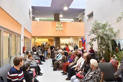 Fotografia d’arxiu d’una visita institucional al Residencial ViuB, el projecte de pisos de lloguer per a majors de 60 anys d’Igualada.