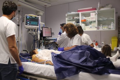 A les nits i els caps de setmana, els pacients amb aquestes emergències es deriven a Barcelona.