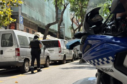 Un agent de la GUT vigilant una zona de càrrega i descàrrega.
