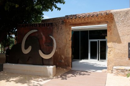 Entrada a l'Espai Mammuthus de la Canonja.