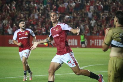 El pitxitxi del Nàstic, Pablo Fernández, celebrant amb Jaume Jardí el seu gol aconseguit en l’anada de la final del 'play-off' contra la Real Sociedad B.