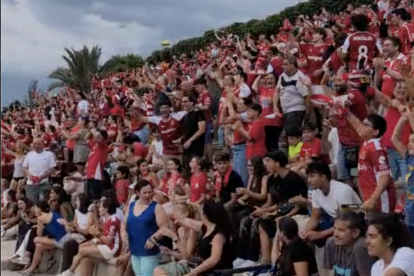 Imatge de l'aifció celebrant el primer gol del Nàstic